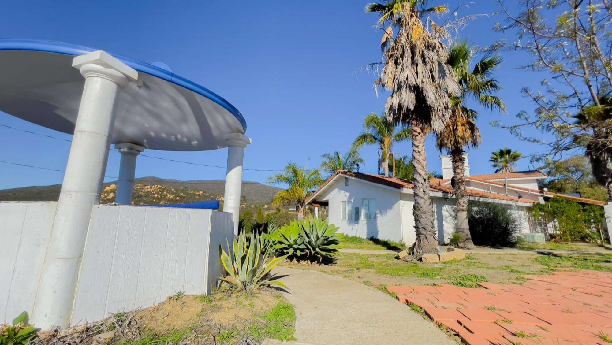 Private Home On 10 Acres - Heated Salt Pool & Jacuzzi, Mountain & City Views, Horseshoes, Basketball, Bbq, Golf Putting, Foosball, Croquet, Bose Stereo, White Cotton Bedding - Hilltop Hacienda, Pool Heat Optional Jamul Экстерьер фото